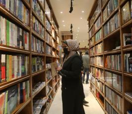  مكتبة سمير منصور أحد أكبر المكتبات في قطاع غزة (6)