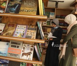  مكتبة سمير منصور أحد أكبر المكتبات في قطاع غزة (7)