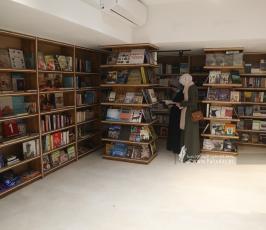  مكتبة سمير منصور أحد أكبر المكتبات في قطاع غزة (8)
