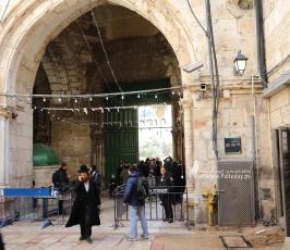 عشرات المستوطنين يقتحمون المسجد الأقصى من باب المغاربة (4)