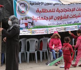 منتفعو الشؤون الاجتماعية ينصبون خيمة أمام مقر المندوب  السامي بغزة للمطالبة بصرف مستحقاتهم (13)