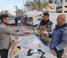  أهالي قطاع غزة يوزعون الحلوى ابتهاجًا بالعملية  المزدوجة في بئر السبع (2)