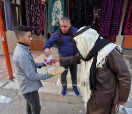  أهالي قطاع غزة يوزعون الحلوى ابتهاجًا بالعملية  المزدوجة في بئر السبع (15)