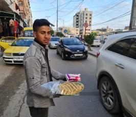  أهالي قطاع غزة يوزعون الحلوى ابتهاجًا بالعملية  المزدوجة في بئر السبع (12)
