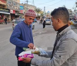  أهالي قطاع غزة يوزعون الحلوى ابتهاجًا بالعملية  المزدوجة في بئر السبع (4)