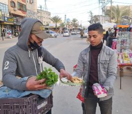  أهالي قطاع غزة يوزعون الحلوى ابتهاجًا بالعملية  المزدوجة في بئر السبع (6)