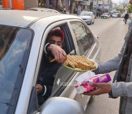  أهالي قطاع غزة يوزعون الحلوى ابتهاجًا بالعملية  المزدوجة في بئر السبع (14)
