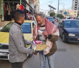  أهالي قطاع غزة يوزعون الحلوى ابتهاجًا بالعملية  المزدوجة في بئر السبع (11)