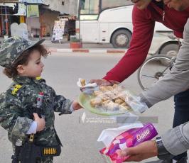 أهالي قطاع غزة يوزعون الحلوى ابتهاجًا بالعملية  المزدوجة في بئر السبع (8)
