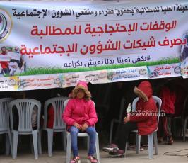 منتفعو الشؤون الاجتماعية ينصبون خيمة أمام مقر المندوب  السامي بغزة للمطالبة بصرف مستحقاتهم (12)