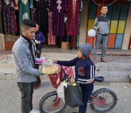  أهالي قطاع غزة يوزعون الحلوى ابتهاجًا بالعملية  المزدوجة في بئر السبع (17)