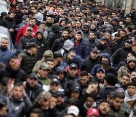 جثمان الشهيد علاء شحام لمثواه الأخير في مخيم قلنديا شمال القدس (8)