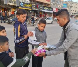 أهالي قطاع غزة يوزعون الحلوى ابتهاجًا بالعملية  المزدوجة في بئر السبع (3)