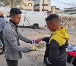  أهالي قطاع غزة يوزعون الحلوى ابتهاجًا بالعملية  المزدوجة في بئر السبع (5)