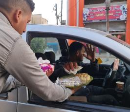  أهالي قطاع غزة يوزعون الحلوى ابتهاجًا بالعملية  المزدوجة في بئر السبع (10)