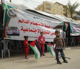 منتفعو الشؤون الاجتماعية ينصبون خيمة أمام مقر المندوب  السامي بغزة للمطالبة بصرف مستحقاتهم (9)