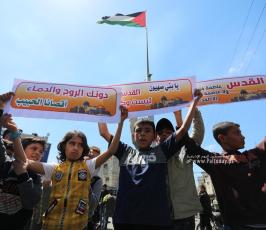 جماهير غفيرة من خان يونس تخرج في مسيرات دعت لها الفصائل الفلسطينية دعماً ونصرة للقدس والأقصى (8)
