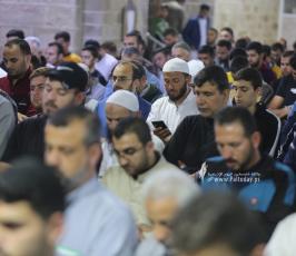 آلاف الفلسطينيين يحيونليلة القدرفي المسجد العمري بغزة (16)