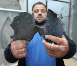 آثار القصف الإسرائيلي على أراضي المواطنين الزراعية وسط قطاع غزة نتيجة الغارات المكثفة التي شهدتها غزة الليلة الماضية (1)