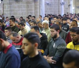 آلاف الفلسطينيين يحيونليلة القدرفي المسجد العمري بغزة (17)