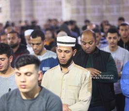 آلاف الفلسطينيين يحيونليلة القدرفي المسجد العمري بغزة (14)