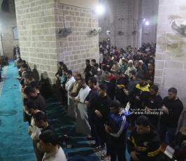 آلاف الفلسطينيين يحيونليلة القدرفي المسجد العمري بغزة (2)