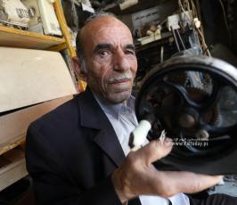 مصلح ماكينات خياطة  قديمة في قطاع غزة (11)