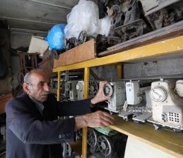 مصلح ماكينات خياطة  قديمة في قطاع غزة (10)