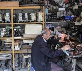 مصلح ماكينات خياطة  قديمة في قطاع غزة (1)