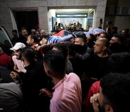 مواطنون وأقارب الشهيد علي حسن حرب يحملون جثمانة (2)