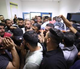 مواطنون وأقارب الشهيد علي حسن حرب يحملون جثمانة (7)