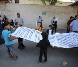 تسليم أطول رسالة لمؤسسة دولية في غزة بمشاركة أبناء الأسرى في سجون الاحتلال (7)