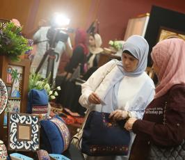 ازارٌ يعرض منتجات حرفية يدوية من صنع مجموعة من ذوي الإعاقة السمعية في جمعية أطفالنا للصم في قطاع غزة (22)