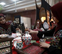 ازارٌ يعرض منتجات حرفية يدوية من صنع مجموعة من ذوي الإعاقة السمعية في جمعية أطفالنا للصم في قطاع غزة (11)