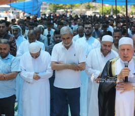 الجهاد تقيم خطبة وصلاة الجمعة نصرة للأسرى و دعما للأسير المضرب عن الطعام خليل عواودة امام مقر الصليب الاحمر بمدينة غزة (38)