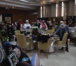 ازارٌ يعرض منتجات حرفية يدوية من صنع مجموعة من ذوي الإعاقة السمعية في جمعية أطفالنا للصم في قطاع غزة (4)