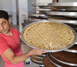 استعداد محلات الحلويات في غزة لاستقبال يوم إعلان نتائج الثانوية العامة (18)