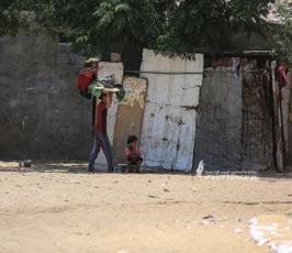 فقراء غزة  بيوت من الصفيح (18)