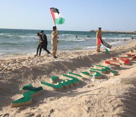  افتتاح أكبر منحوتة رملية في فلسطين بطول 100 متر تتضمن أسماء الشهداء الأطفال في معركة وحدة الساحات (5)