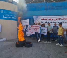 غاضبون يلقون البيض الفاسد ويشعلون إطارات مطاطية أمام بوابة مقر وكالة أونروا (8)