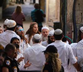 مستوطنون خلال اقتحامهم باحات المسجد الأقصى والاعتداء على المرابطين (4)