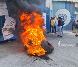 غاضبون يلقون البيض الفاسد ويشعلون إطارات مطاطية أمام بوابة مقر وكالة أونروا (5)