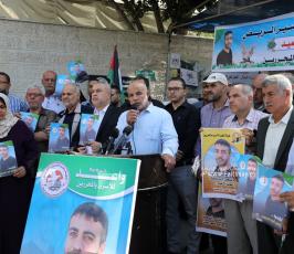 وقفة تضامن مع الاسرى ناصر ابو حميد امام مقر الصليب الاحمر بغزة (2)
