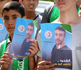 وقفة تضامن مع الاسرى ناصر ابو حميد امام مقر الصليب الاحمر بغزة (9)