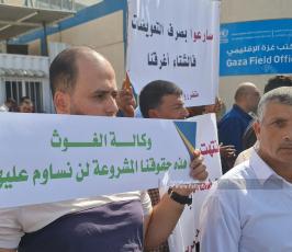 غاضبون يلقون البيض الفاسد ويشعلون إطارات مطاطية أمام بوابة مقر وكالة أونروا (10)