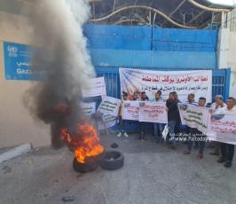 غاضبون يلقون البيض الفاسد ويشعلون إطارات مطاطية أمام بوابة مقر وكالة أونروا (6)