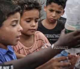  أطفال يحصلون على مياة شرب مجانية في شمال قطاع غزة (8)