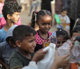  أطفال يحصلون على مياة شرب مجانية في شمال قطاع غزة (1)