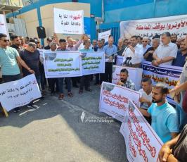 غاضبون يلقون البيض الفاسد ويشعلون إطارات مطاطية أمام بوابة مقر وكالة أونروا (9)