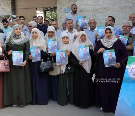 وقفة تضامن مع الاسرى ناصر ابو حميد امام مقر الصليب الاحمر بغزة (1)